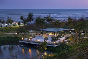 Petit déjeuner, déjeuner et dîner servis sur place, vue sur la plage