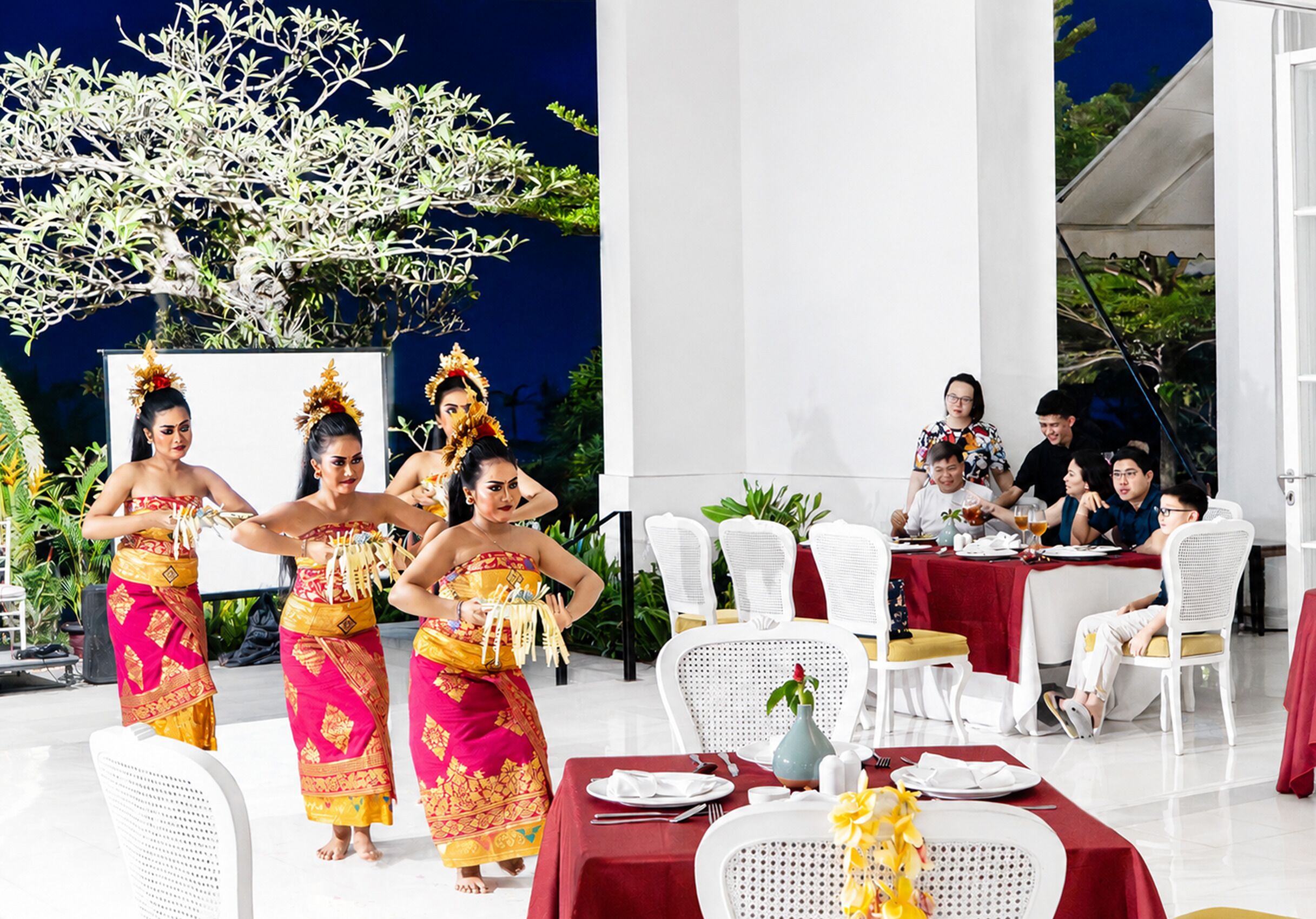 Déjeuner, dîner, souper et brunch servis sur place
