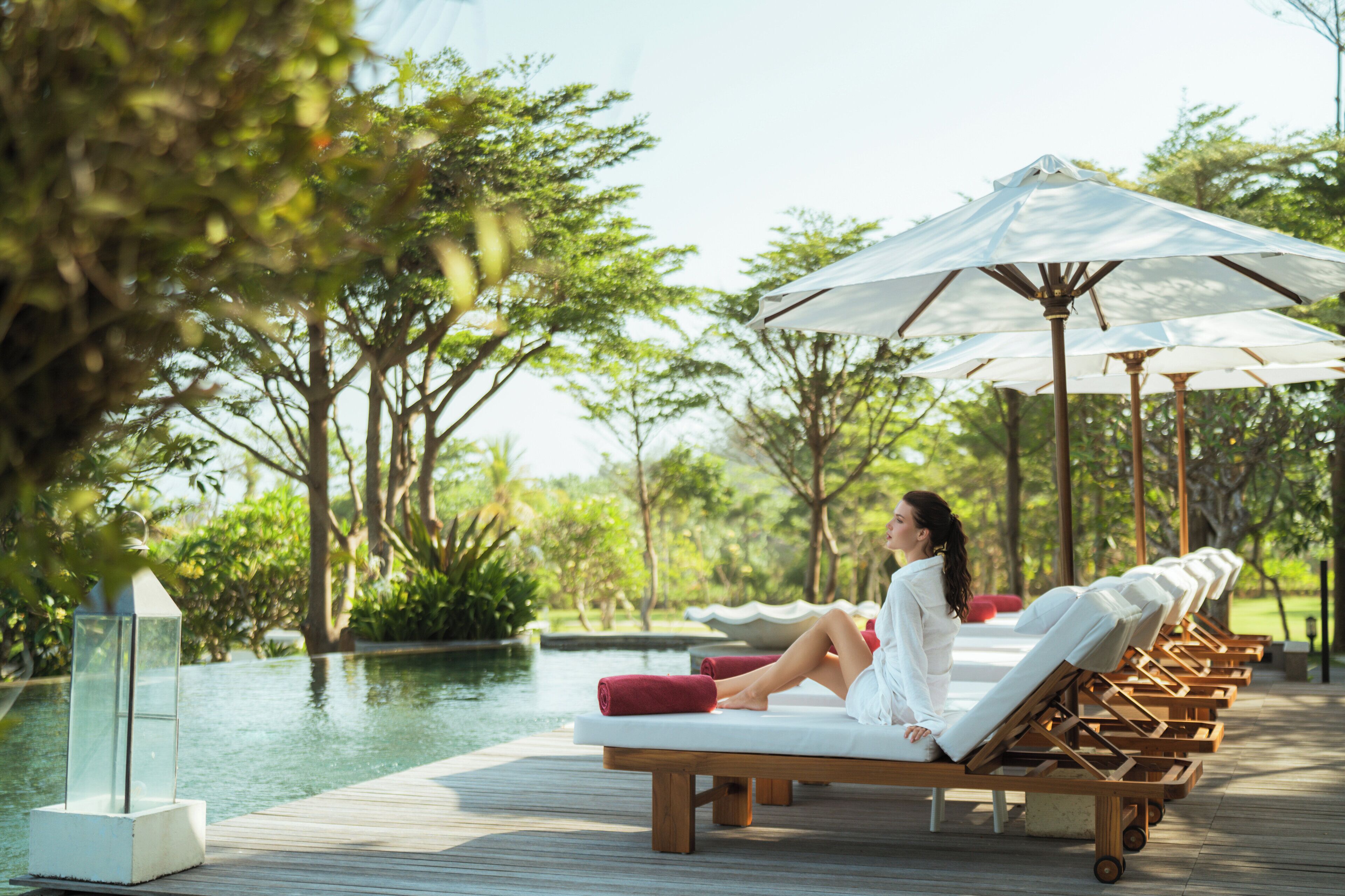 Ulkouima-allas, aurinkovarjoja, aurinkotuoleja