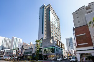 숙박 시설 정면 - 저녁/밤