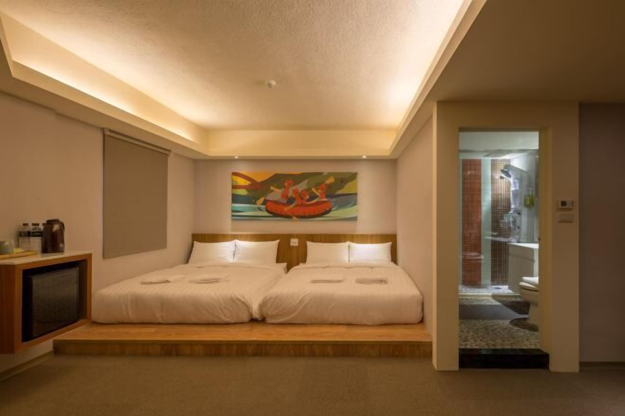 高級寝具、デスク、遮光カーテン、防音設備