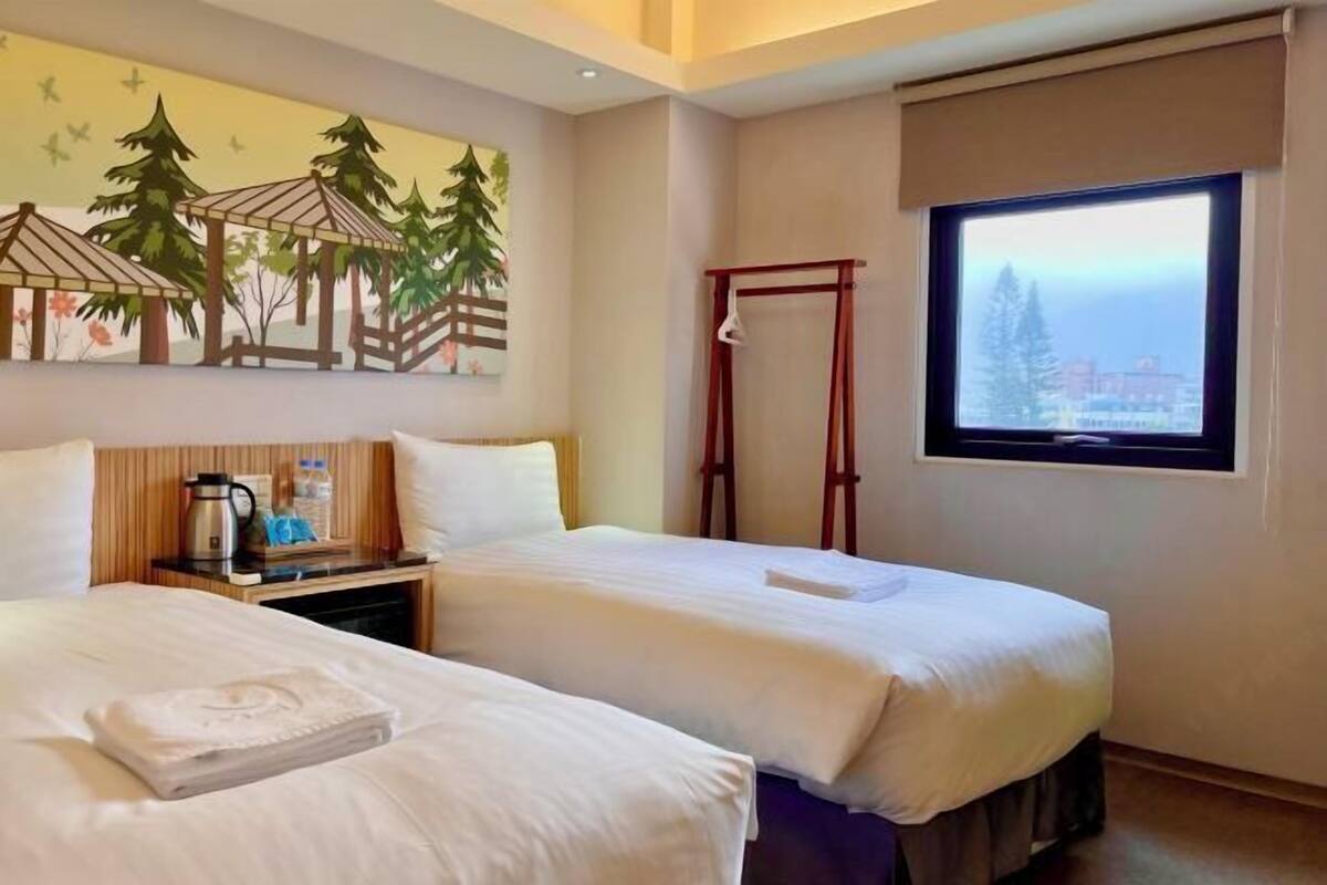 Literie de qualitĂ©, bureau, rideaux dâobscurcissement