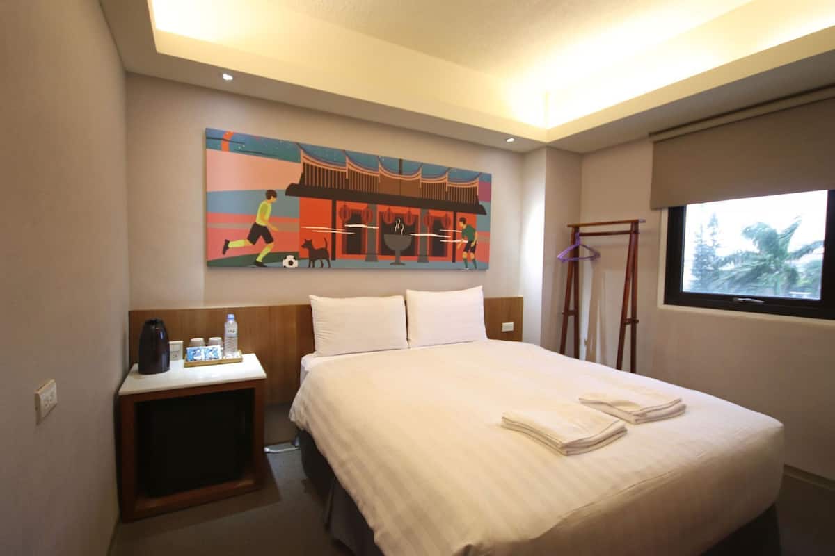 Premium bedding, desk, blackout drapes, soundproofing