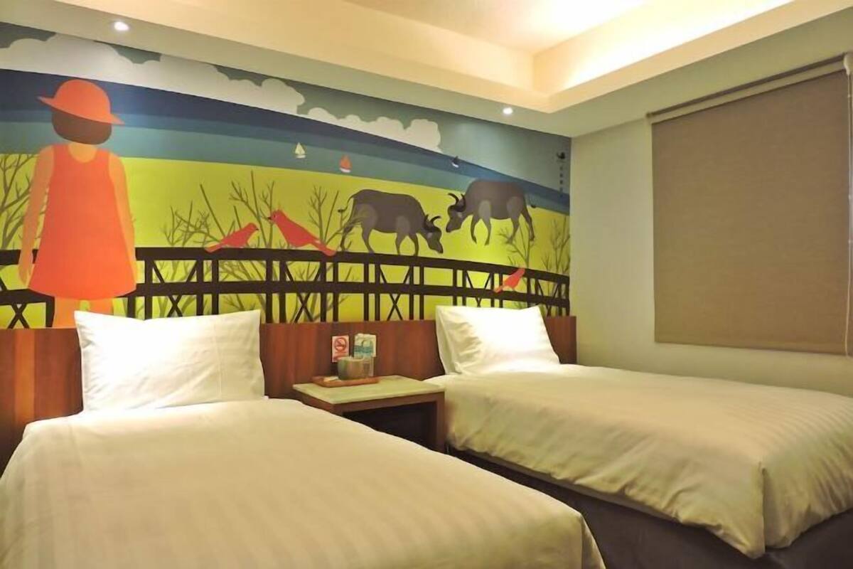 Literie de qualitĂ©, bureau, rideaux dâobscurcissement