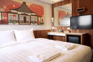 Habitación doble estÔndar, vista a la ciudad | Ropa de cama de alta calidad, escritorio y cortinas blackout