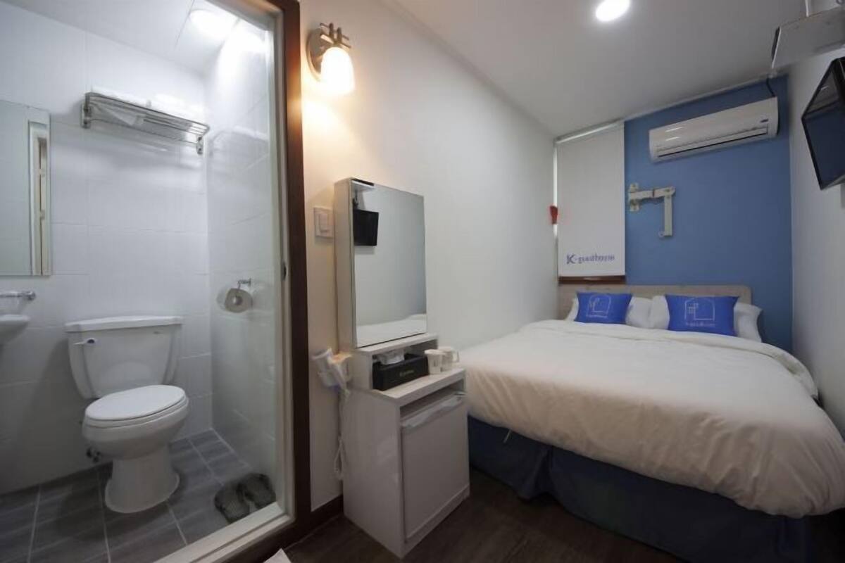 Free WiFi, bed sheets