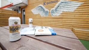 Eine Holzwand mit einem Wandgemälde von Flügeln und dem Text "K-guesthouse".