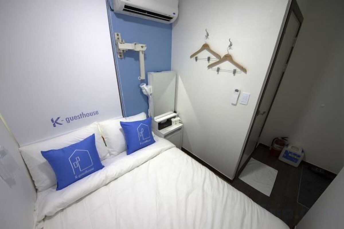 WiFi (free), bed sheets