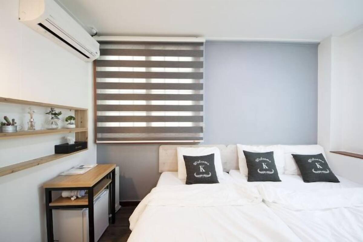 Free WiFi, bed sheets