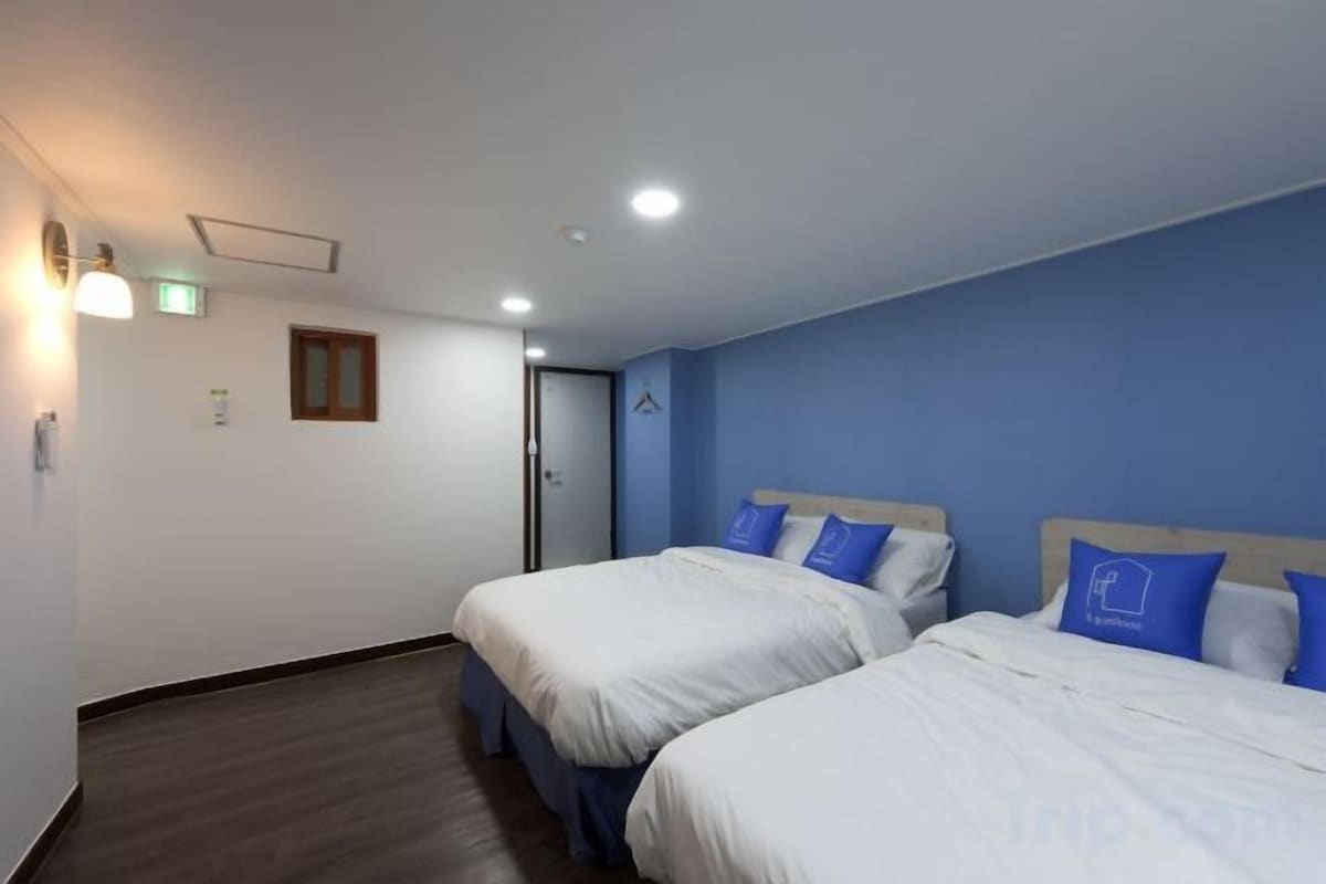 WiFi (free), bed sheets