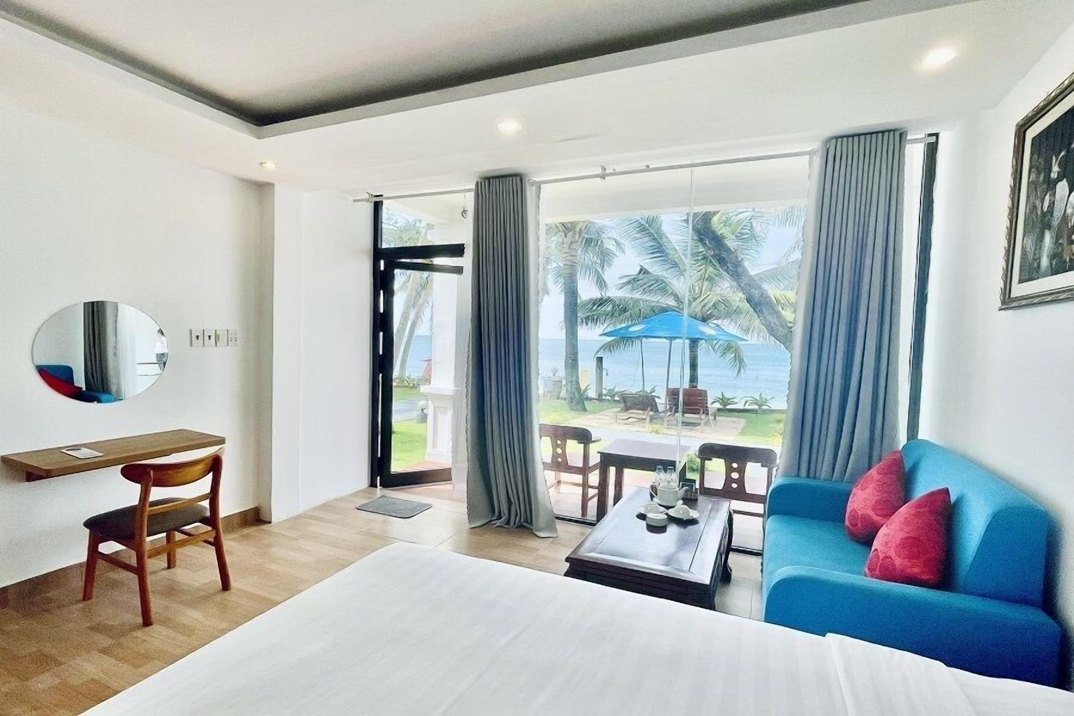 deluxe room, sea view | minibar, in-room safe, desk, blackout curtains