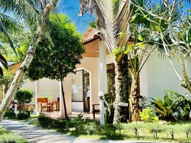Bungalow Deluxe, vistas a la piscina | Minibar, caja fuerte, escritorio y cortinas opacas