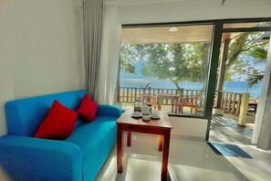 Bungalow – superior, ved strandkanten | Minibar, safe på rommet, skrivebord og blendingsgardiner