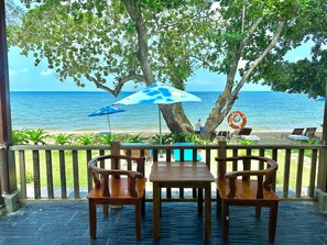 Bungalow – superior, ved strandkanten | Terrasse/patio
