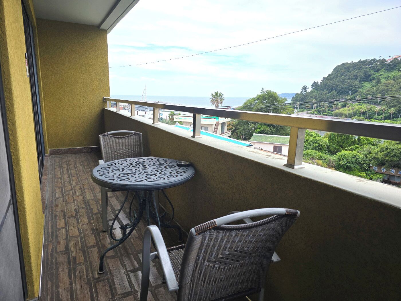 family suite, 3 bedrooms, partial ocean view (25 py) | terrace/patio