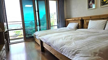 3 habitaciones, ropa de cama de alta calidad, cubrecamas y escritorio