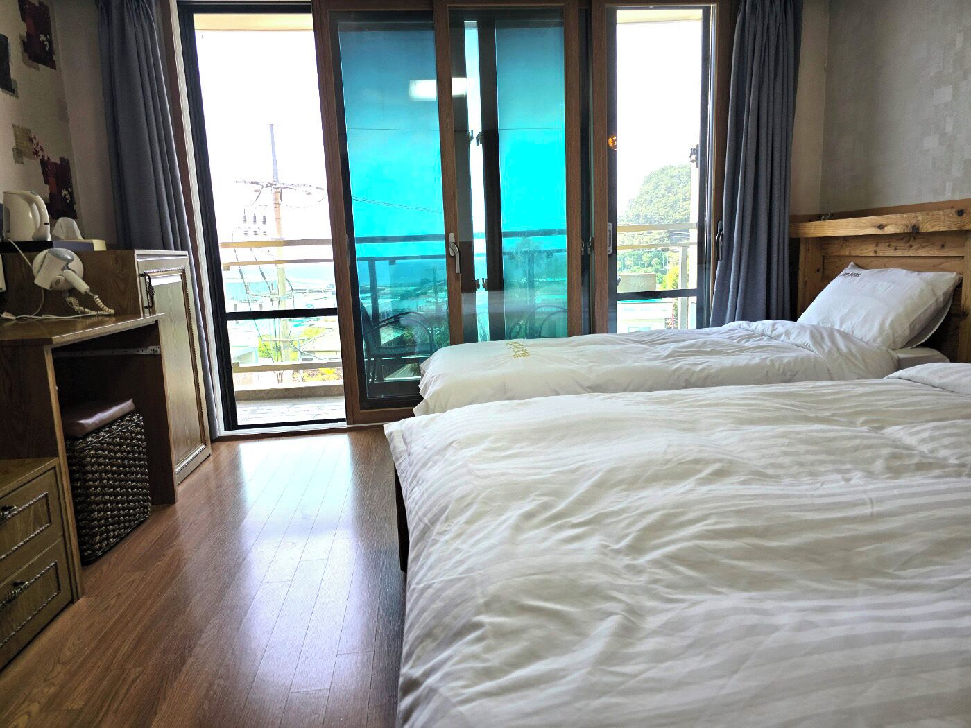 3 bedrooms, premium bedding, down duvets, desk