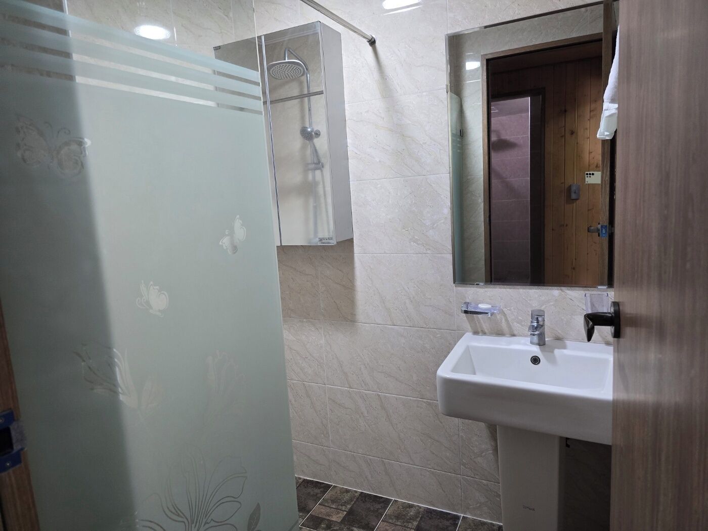 shower, free toiletries, hair dryer, slippers