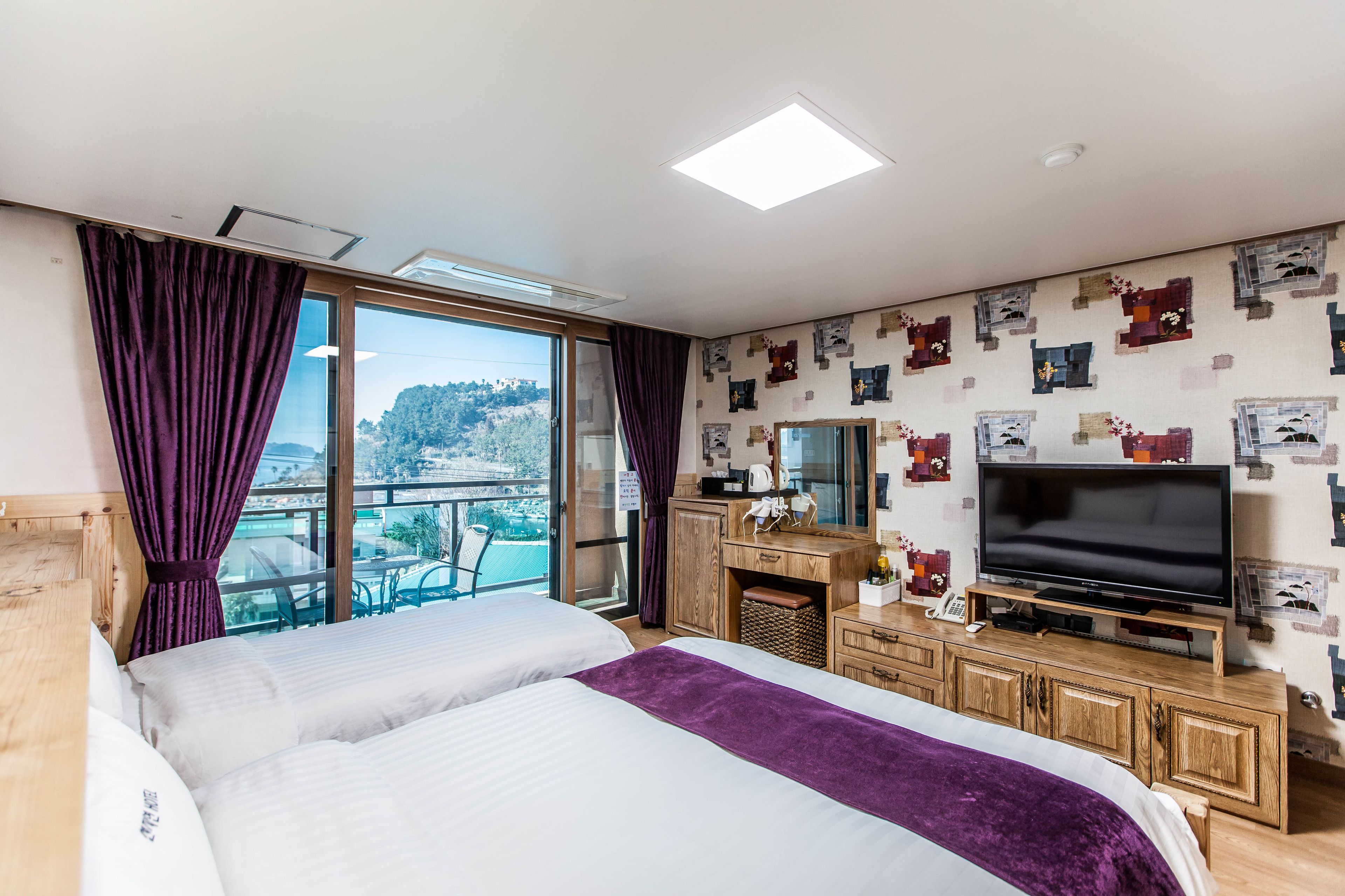 Kamar Standar (O Type) | Seprai premium, selimut bulu angsa, dan meja kerja