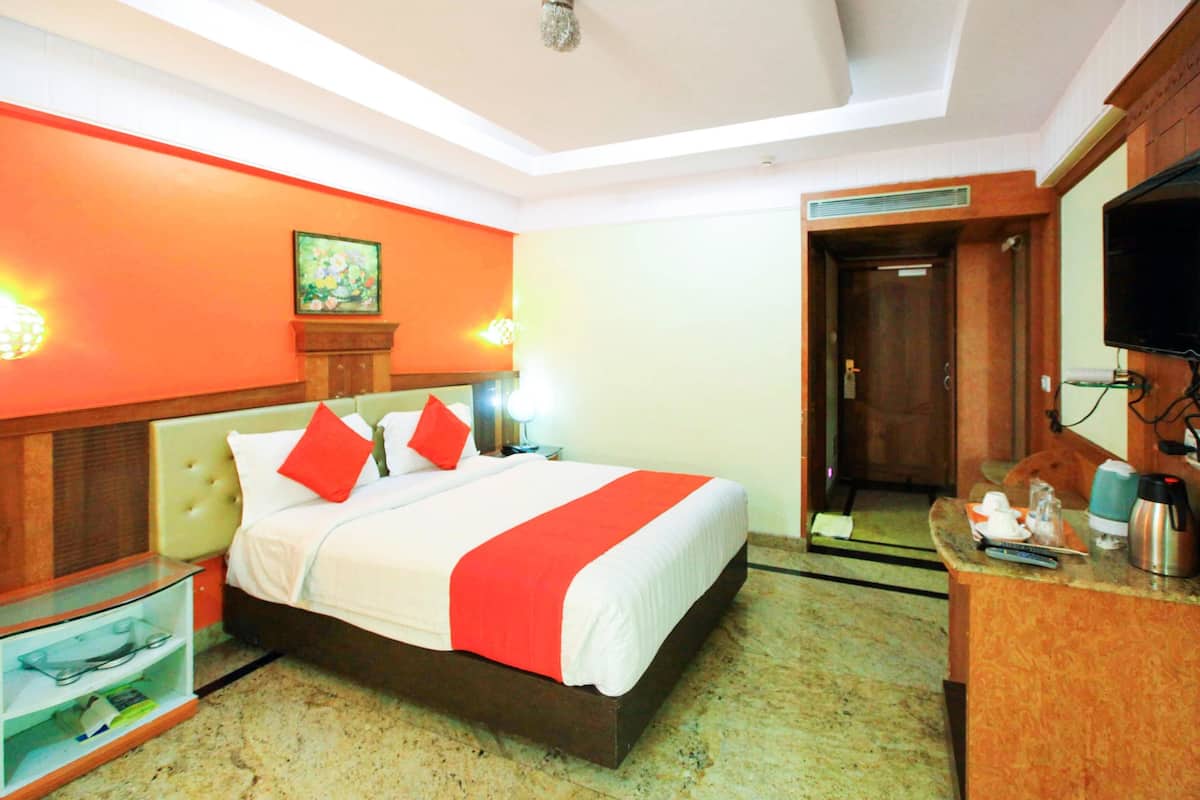 Standard Double or Twin Room, 1 Double Bed, Private Bathroom | Minibar, in-room safe, desk, iron/ironing board