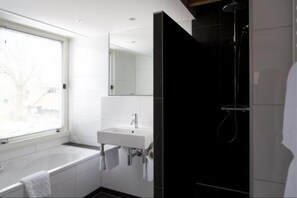 Deluxe Room, 2 Single Beds | Bathroom | Hair dryer, towels