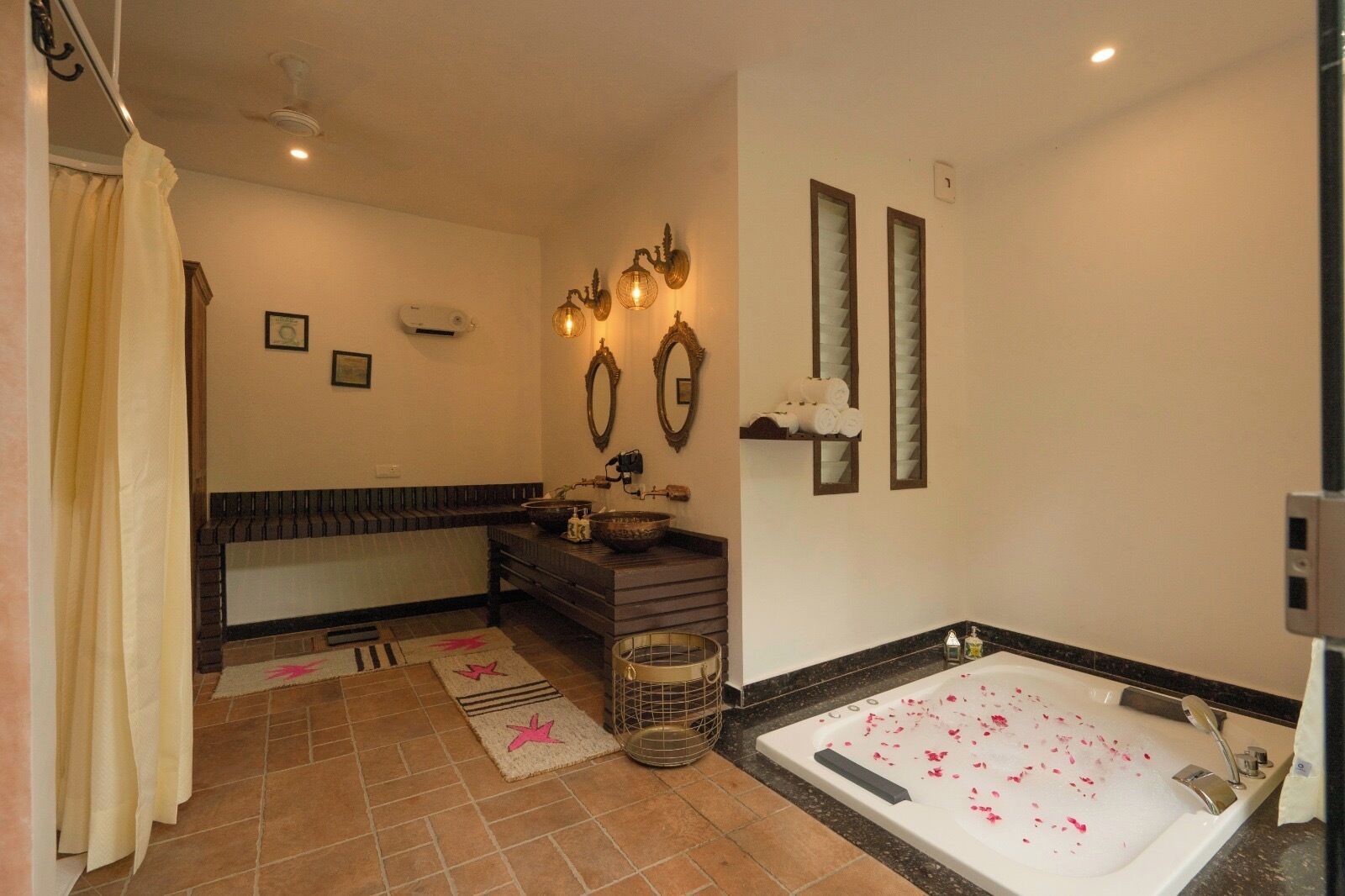 Un baño con bañera, lavabo, tocador y zona de ducha.