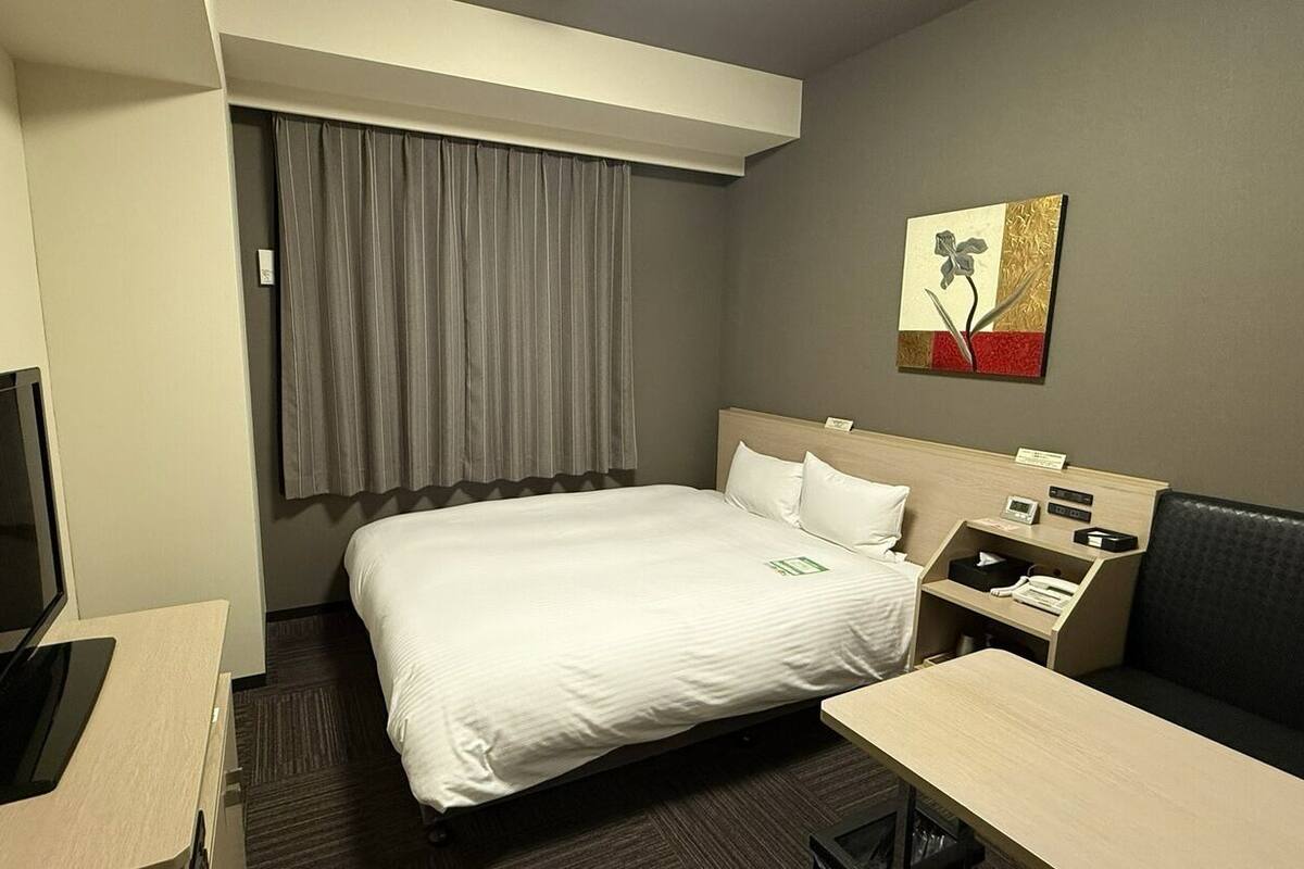 Desk, WiFi (free), bed sheets