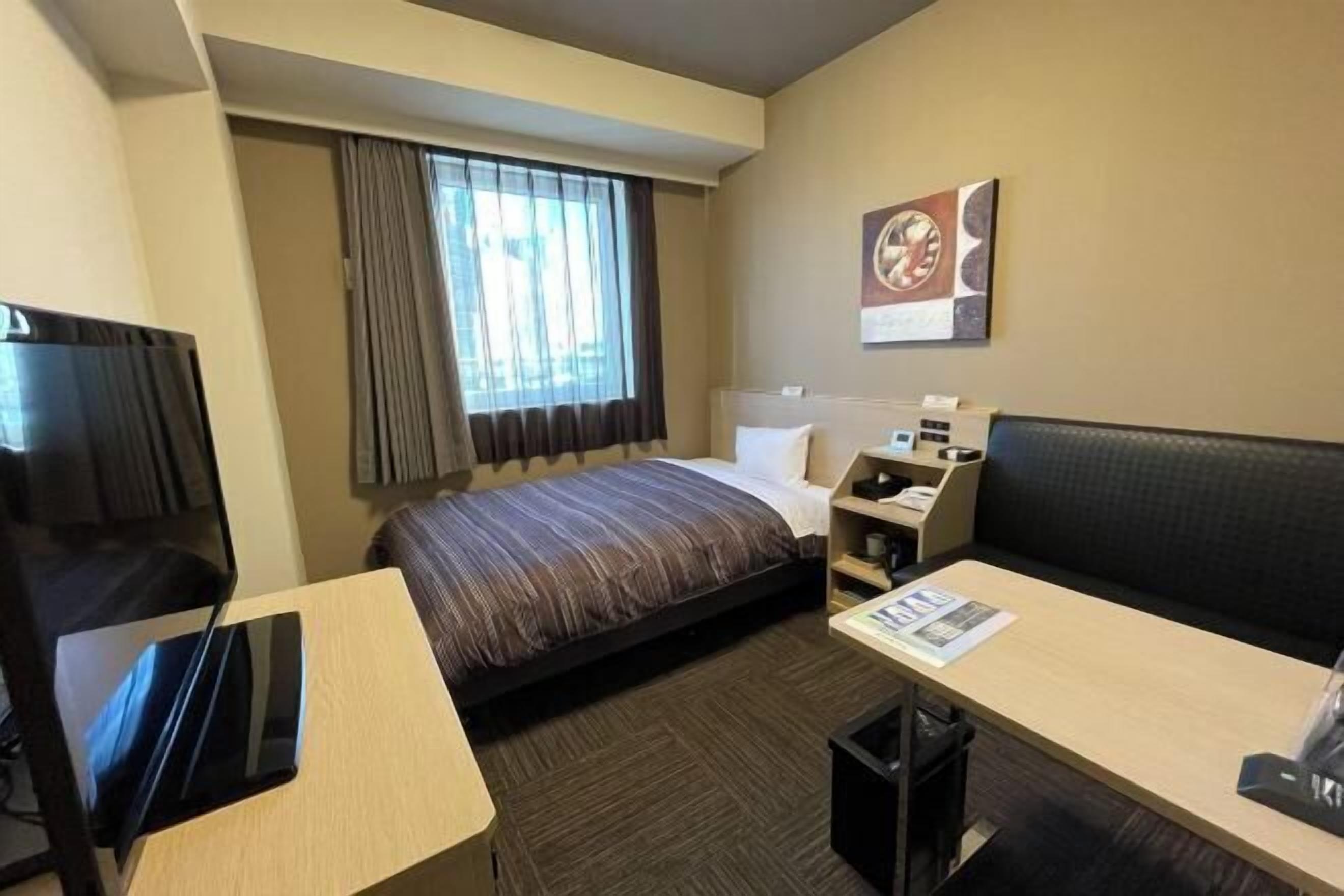 書桌、免費 Wi-Fi、床單