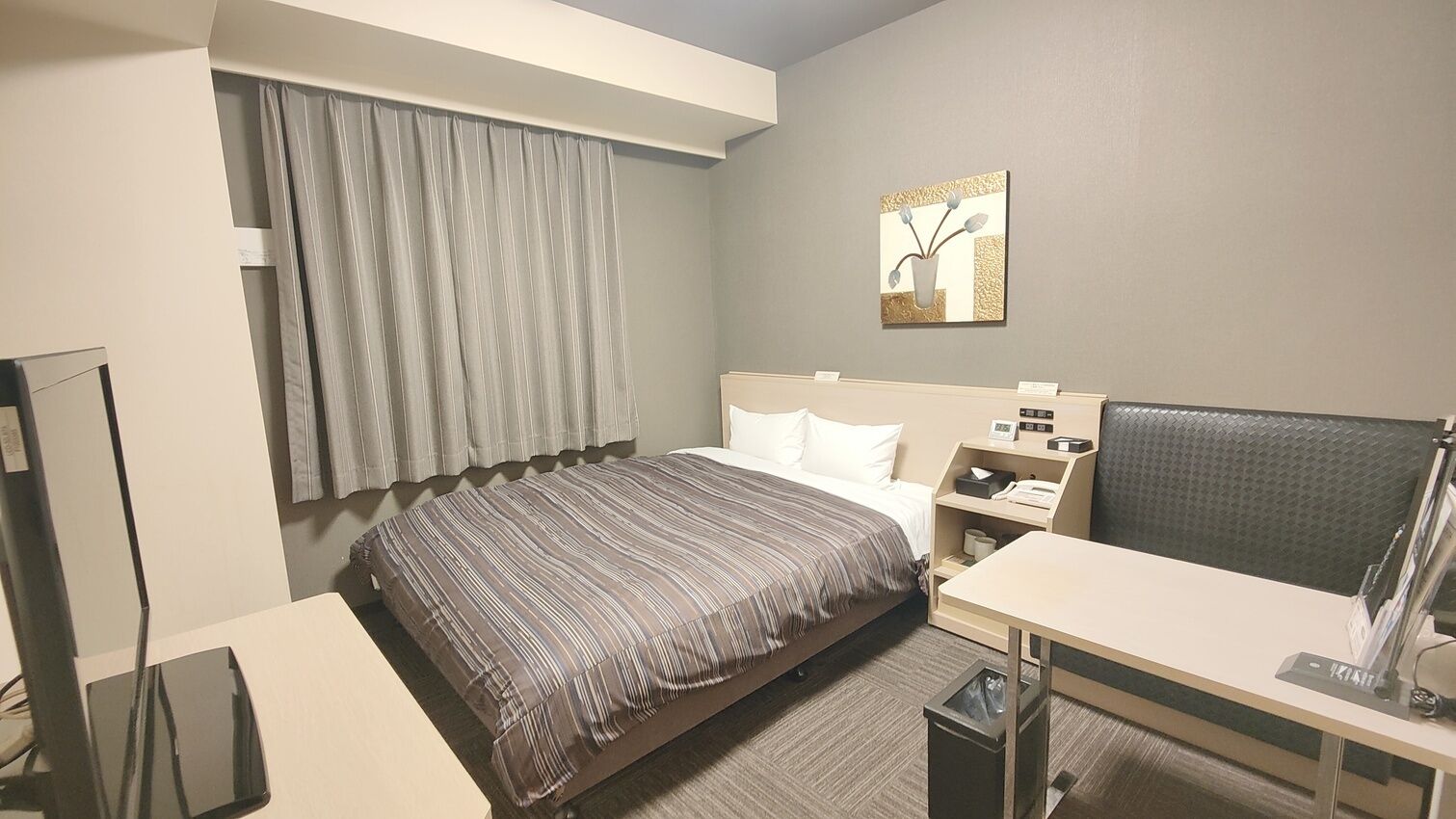 Desk, free WiFi, bed sheets