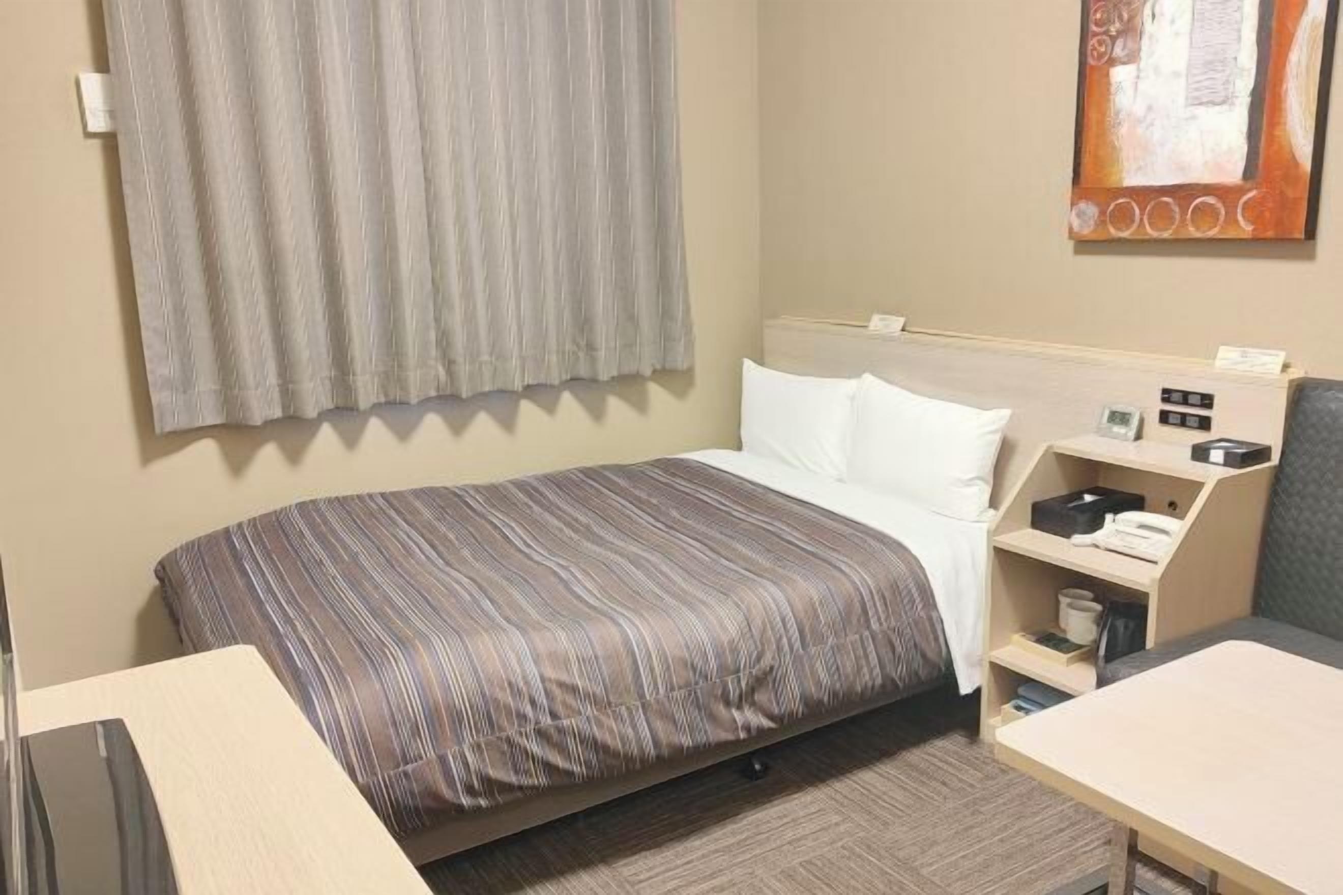 Desk, free WiFi, bed sheets