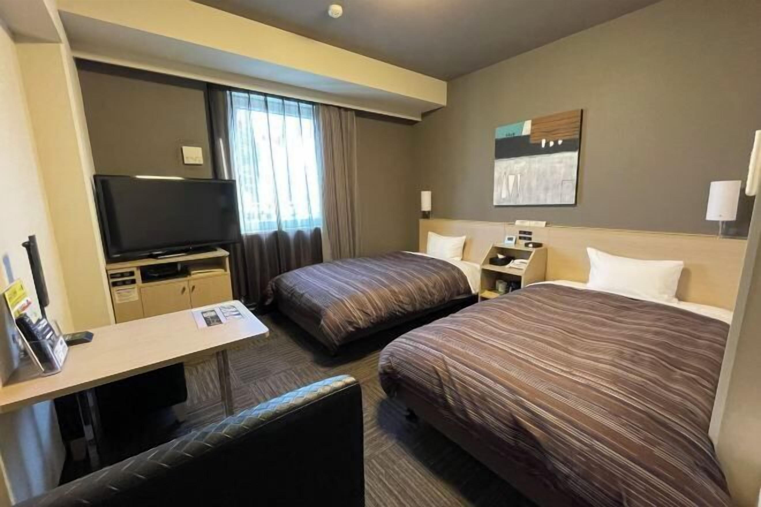 書桌、免費 Wi-Fi、床單