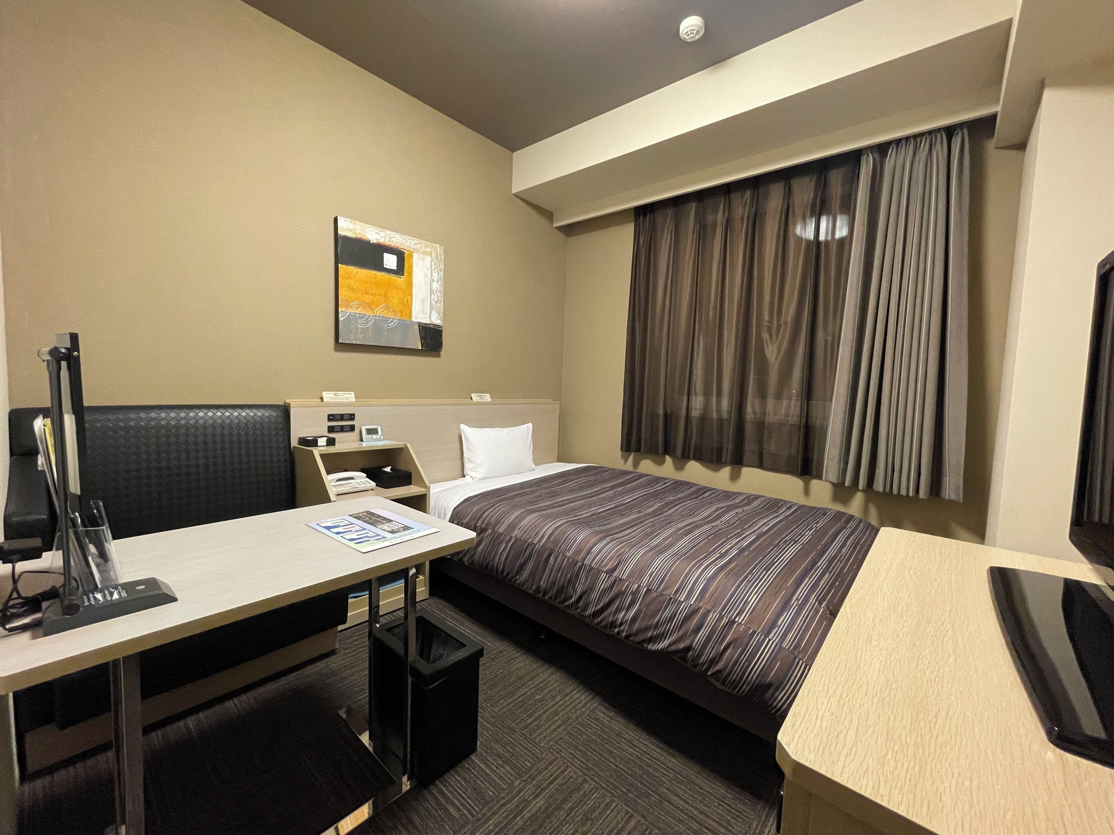 Desk, free WiFi, bed sheets