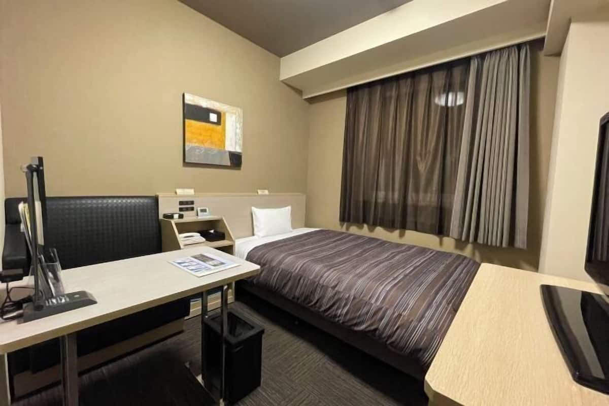 Een bureau, gratis wifi, beddengoed