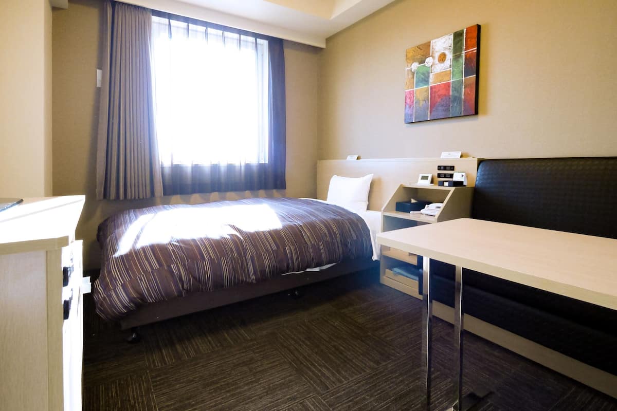 Een bureau, gratis wifi, beddengoed