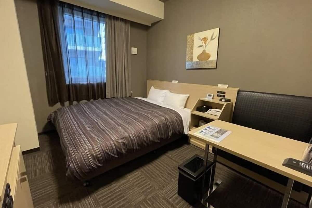 1 habitación, escritorio, wifi gratis y ropa de cama
