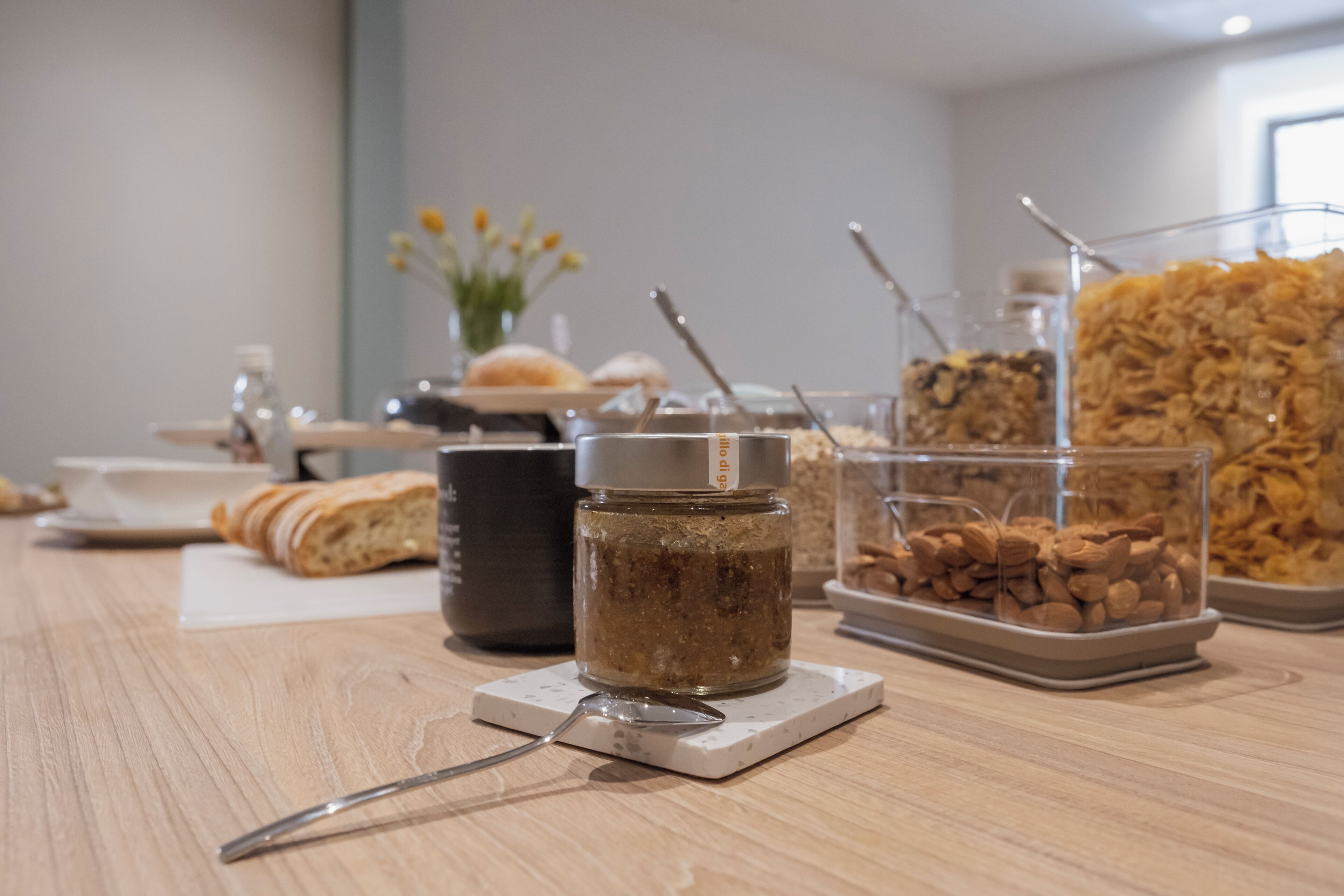 Ein Frühstücksbuffet mit verschiedenen Speisen und Beilagen.