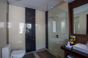 Bañera y ducha independientes y artículos de higiene personal gratuitos