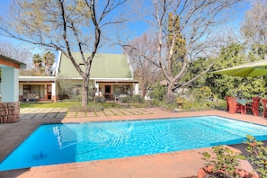Outdoor pool, pool loungers - Sunninghill Guest Lodge (Sandton)