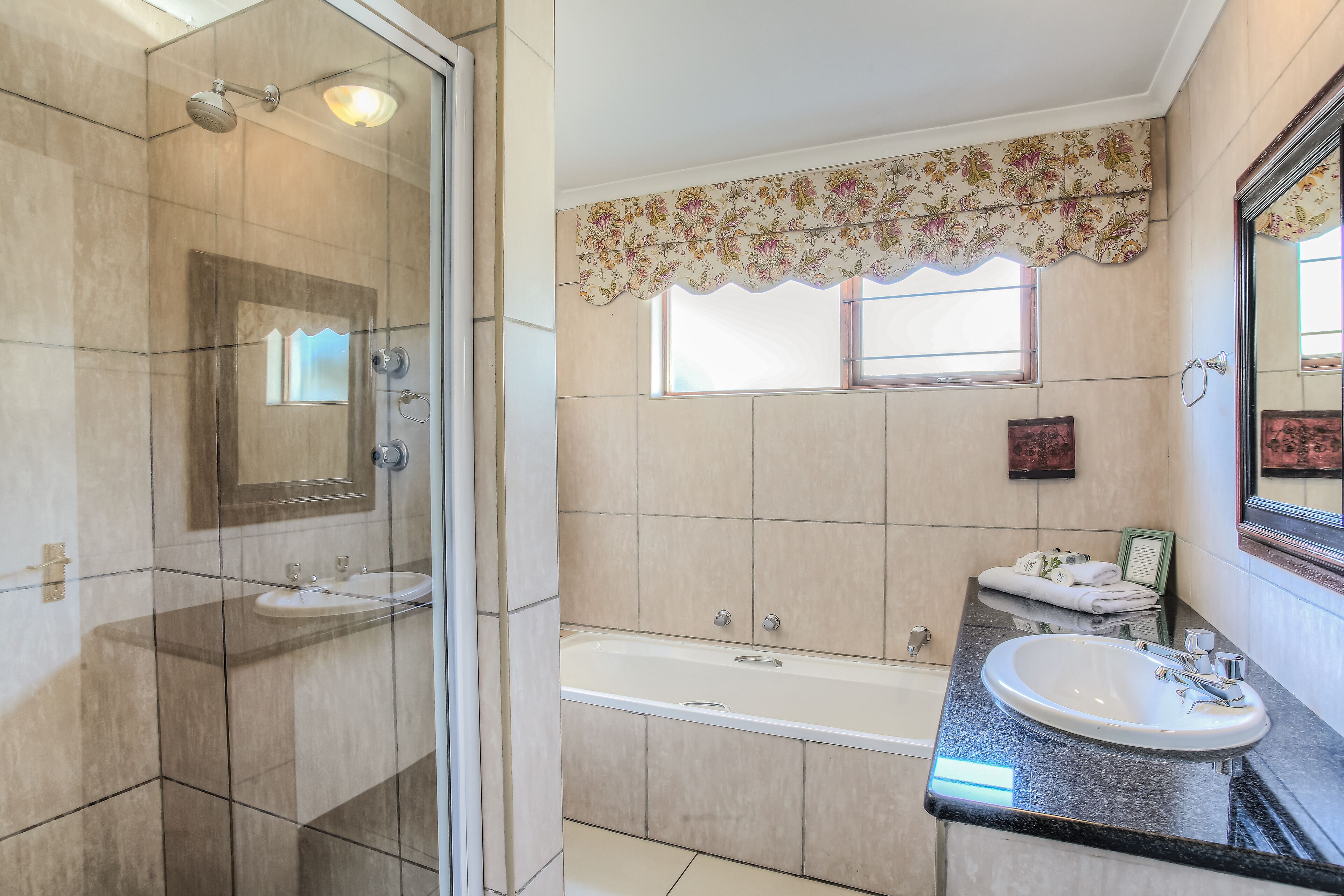 Suite familiare | Bagno | Set di cortesia gratuito, asciugamani