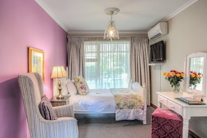 Budget Room | Living room - Sunninghill Guest Lodge (Sandton)