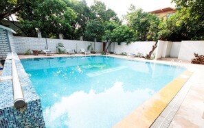 Hồ bơi ngoài trời 