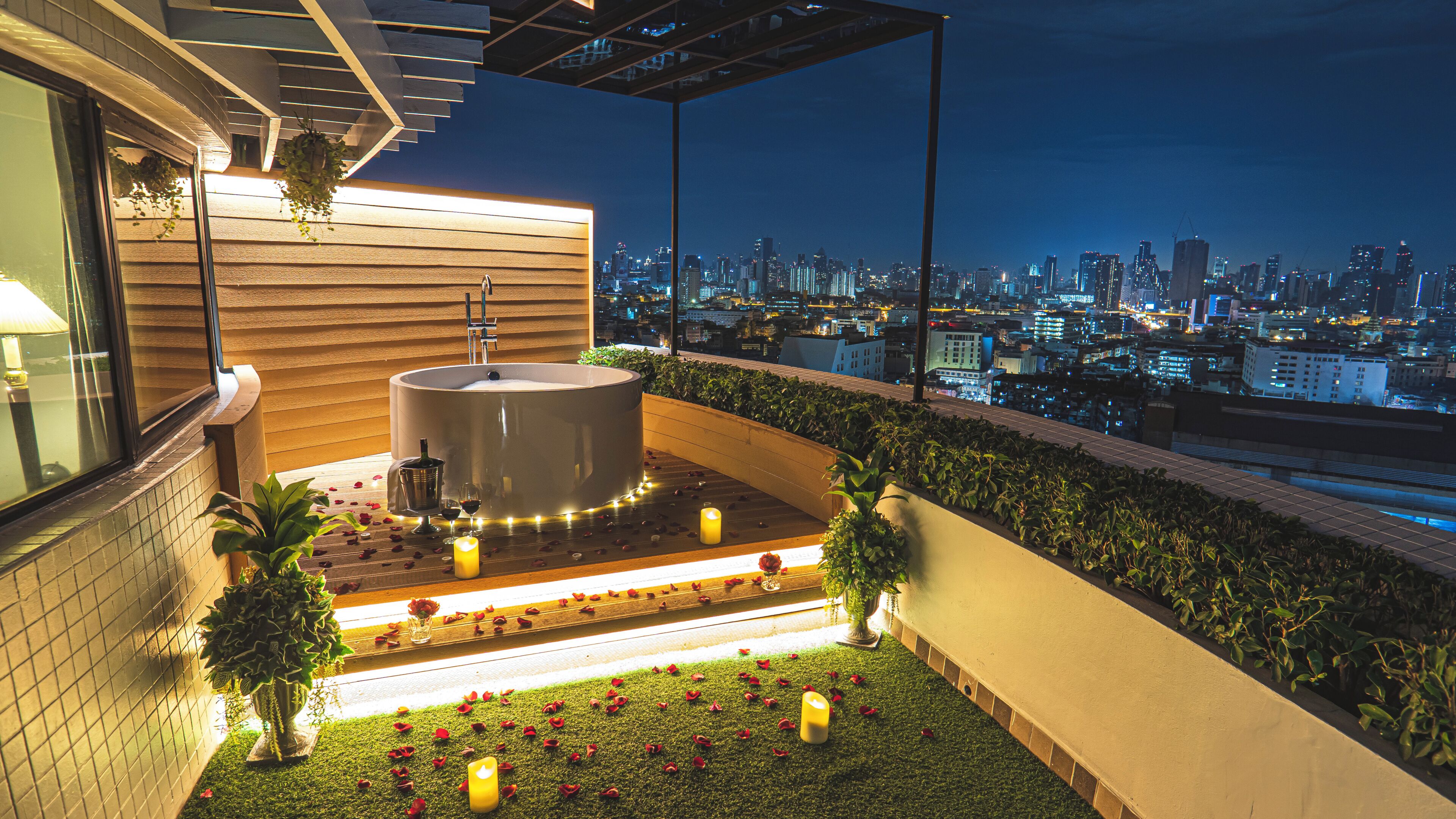 Grand Jacuzzi Suite Room | Balcony view