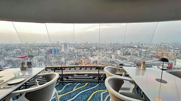 5 restaurants; breakfast, lunch, dinner and brunch served