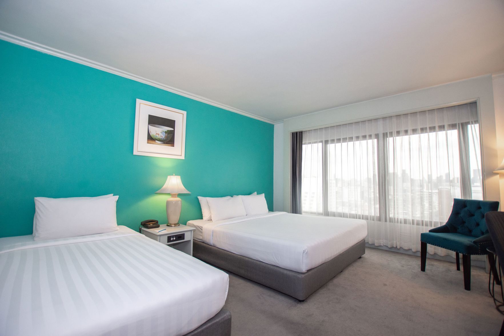 Minibar, safe på rommet, skrivebord og lydisolert