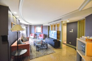 The King Suite (2 Bedroom) | Minibar, safe på rommet, skrivebord og lydisolert