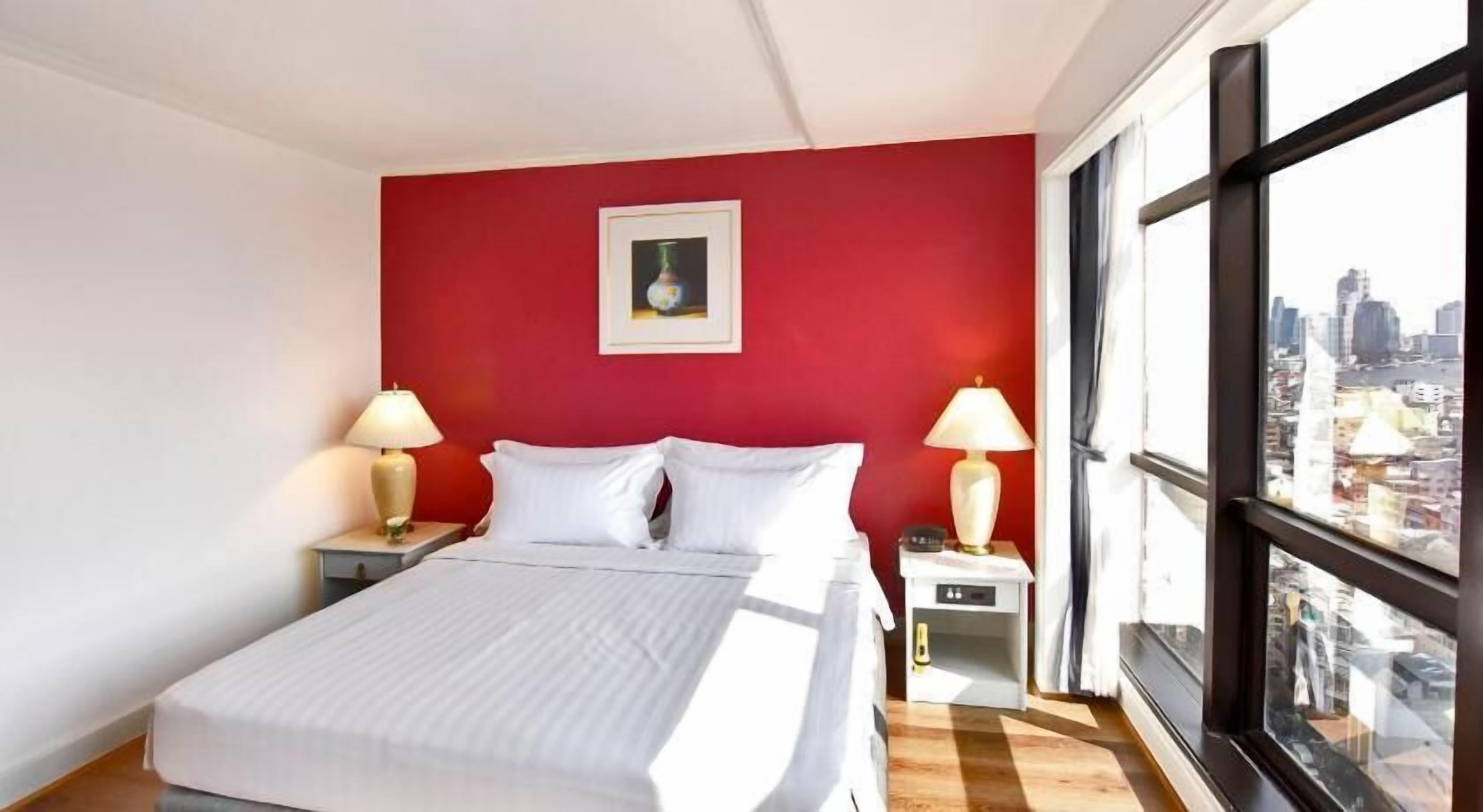 Minibar, safe på rommet, skrivebord og lydisolert