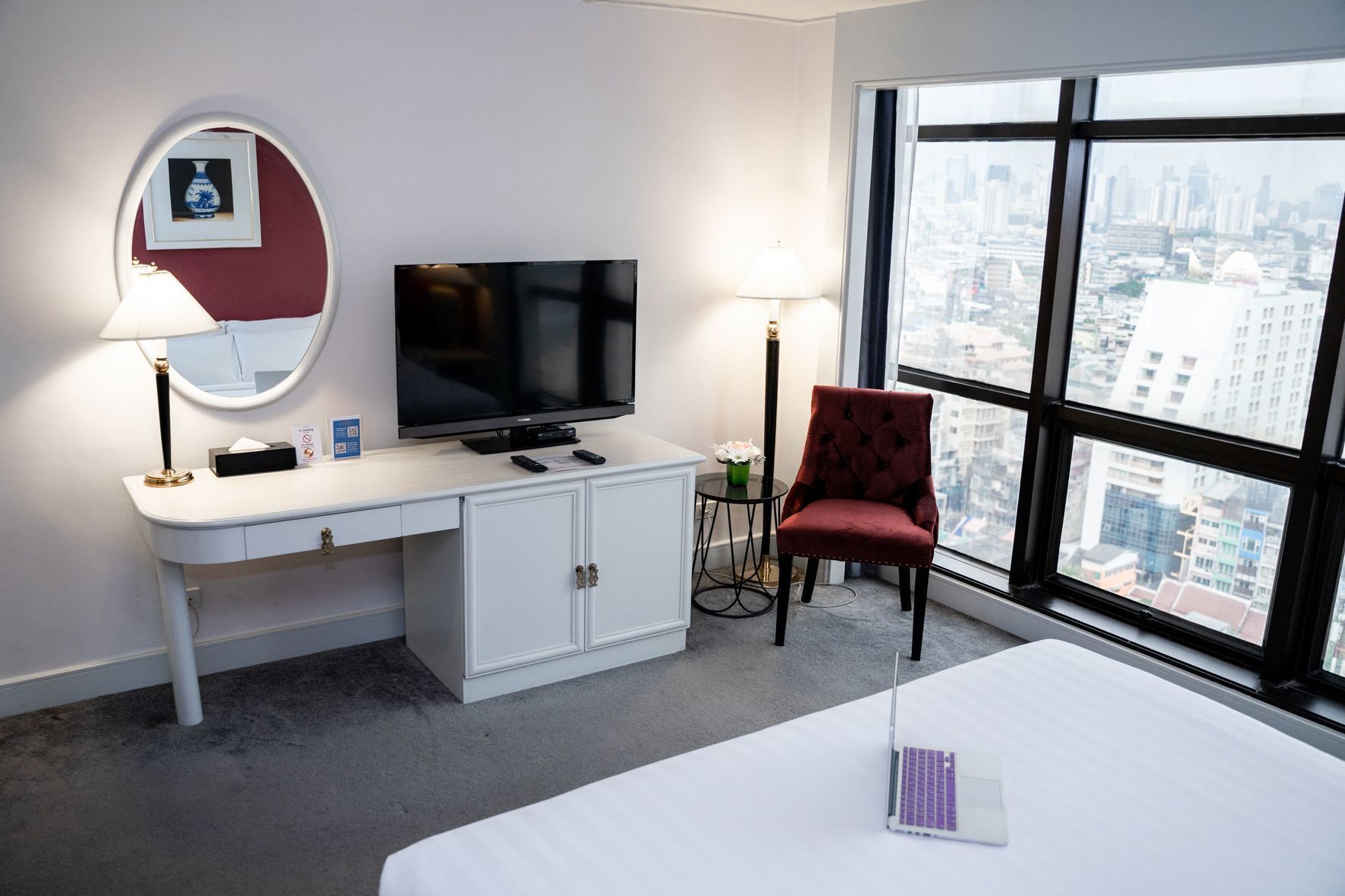 Minibar, safe på rommet, skrivebord og lydisolert