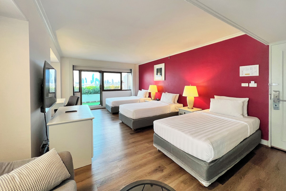 Suite Junior, balcone, vista fiume | 1 camera, minibar, una cassaforte in camera, una scrivania