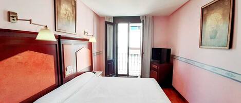 Kamer, 1 twee- of 2 eenpersoonsbedden | Een bureau, verduisterende gordijnen, gratis babybedden, gratis wifi