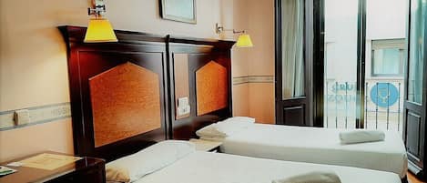 Camera con letto matrimoniale o 2 letti singoli | Una scrivania, tende oscuranti, culle/letti per bambini (gratuiti)